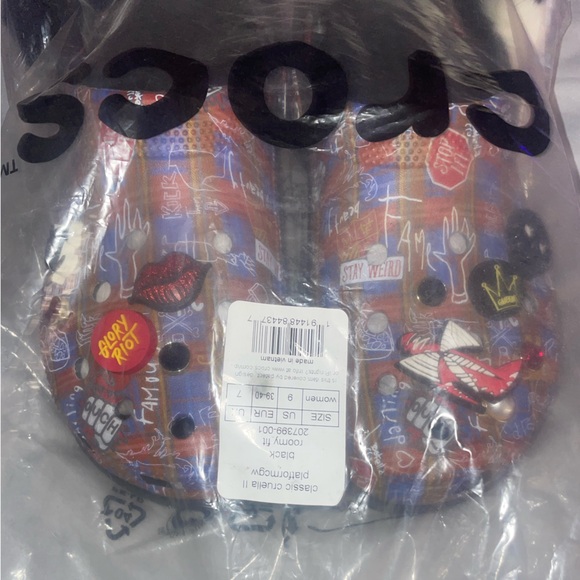 Disney Cruella De Vil Crocs and Jibbitz set - Picture 2 of 5